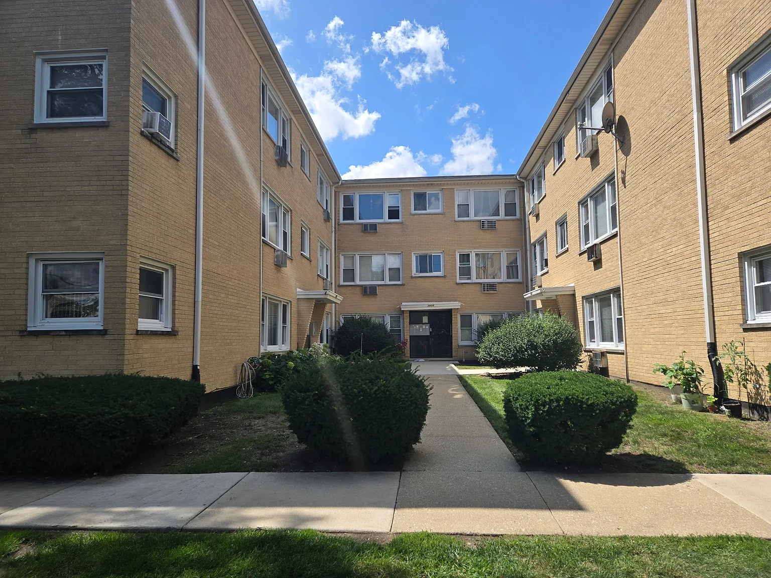 2 bed, 900 sqft, $1,700 — Photo 2