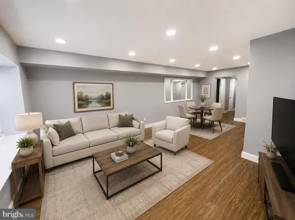 2216 Hoffnagle St, Philadelphia, PA 19152