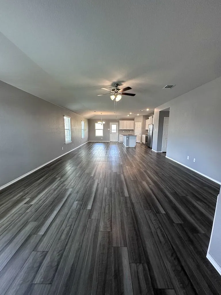 4 bed, 2024 sqft, $2,200 — Photo 3