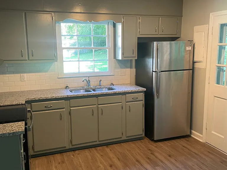 1009 Fenimore St — Photo 4