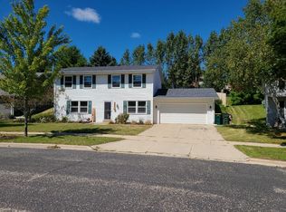 914 Kings Ridge Ct W, West Bend, WI 53090