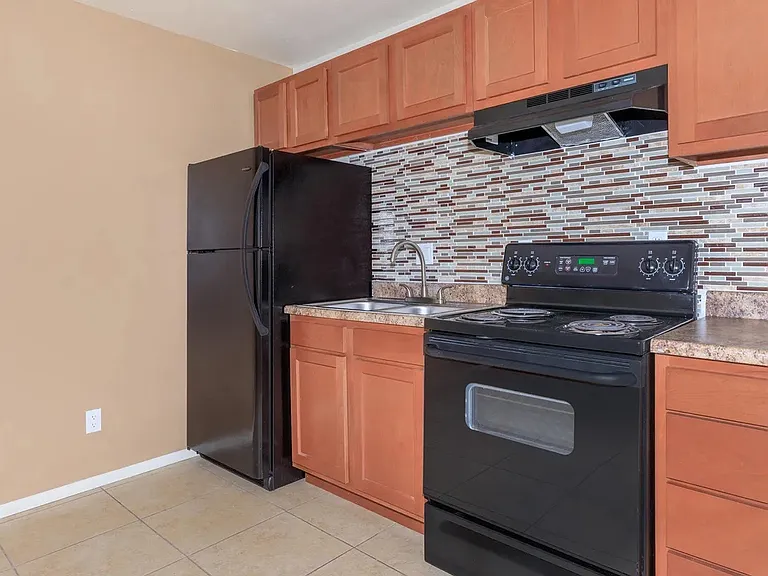 Los Vecinos Apartments — Photo 16