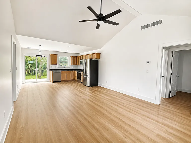 2417 Eagle Pass — Photo 2