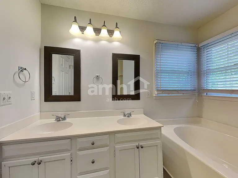2335 Fosterdale West Ln — Photo 12