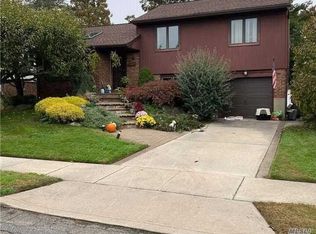 28 Clark St, Plainview, NY 11803