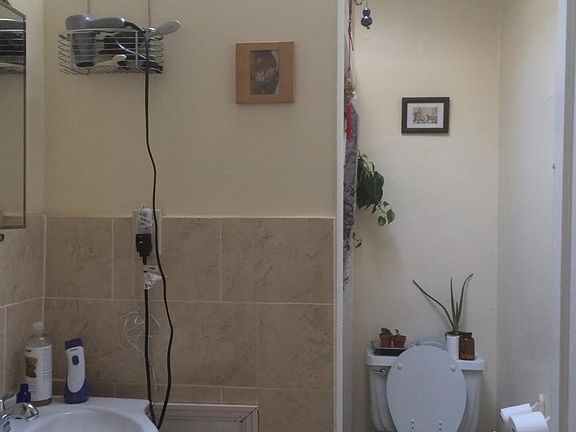 5th image of 2227 Catharine St Floor 3