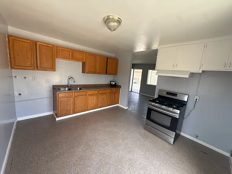 147 N Victoria Ave — Photo 18
