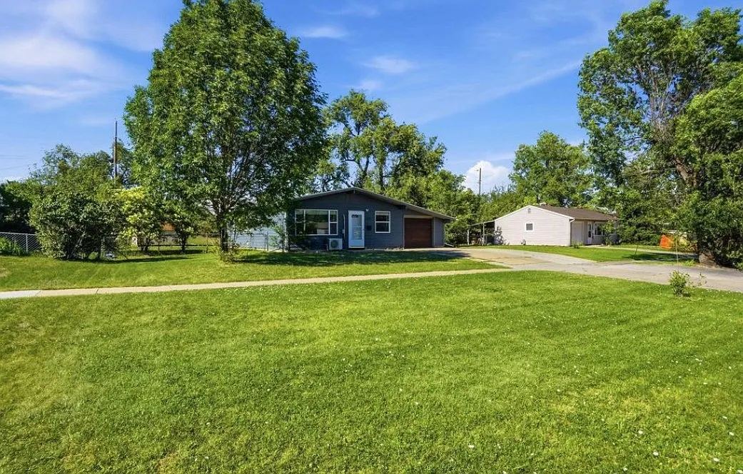 3 bed, 1008 sqft, $1,900 — Photo 3