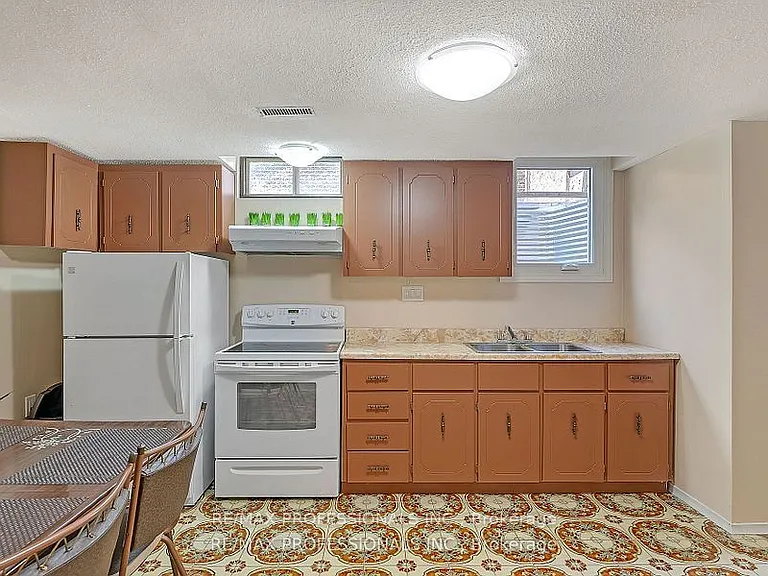 124 Panter Cres #LOWER — Photo 7