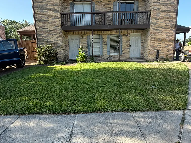 4602 Orange Cir N — Photo 2