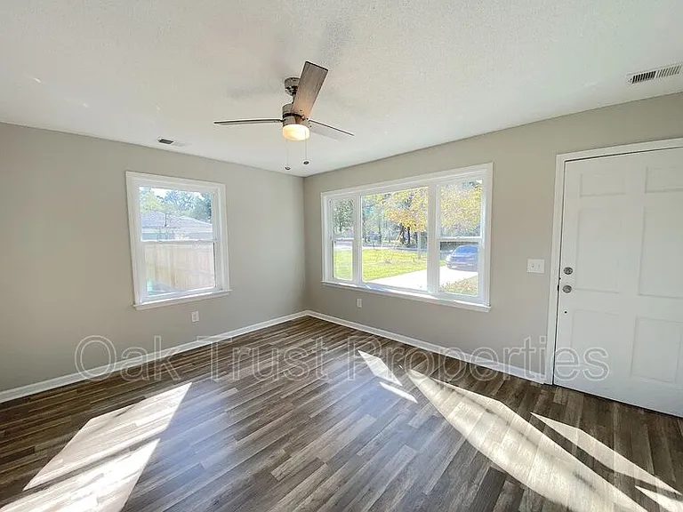 167 Giles Dr — Photo 3