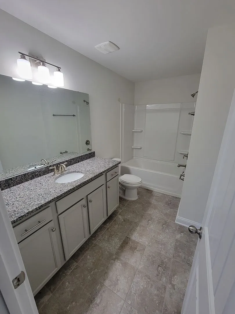 5 bedroom 3.5 bath great floorplan located in The Villages — Photo 2