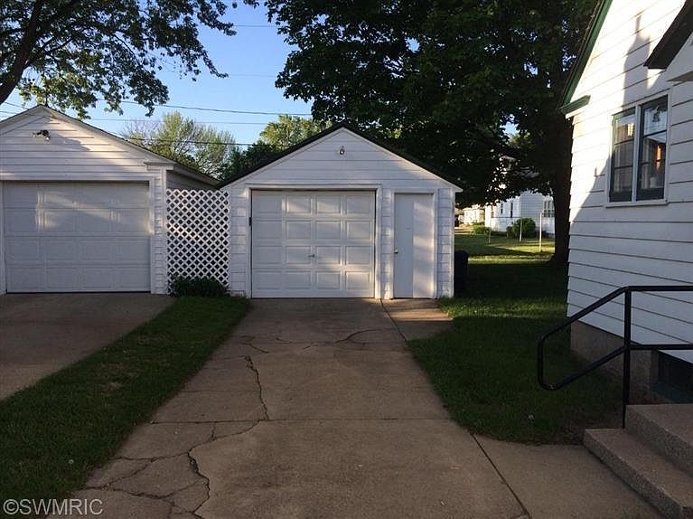 2nd image of 304 W 27th St