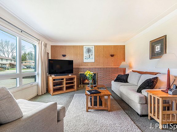 3rd image of 3950 40th St SW