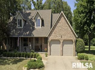 8 Oak Creek Dr, East Peoria, IL 61611