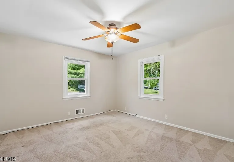 124 Holmes Oval — Photo 15