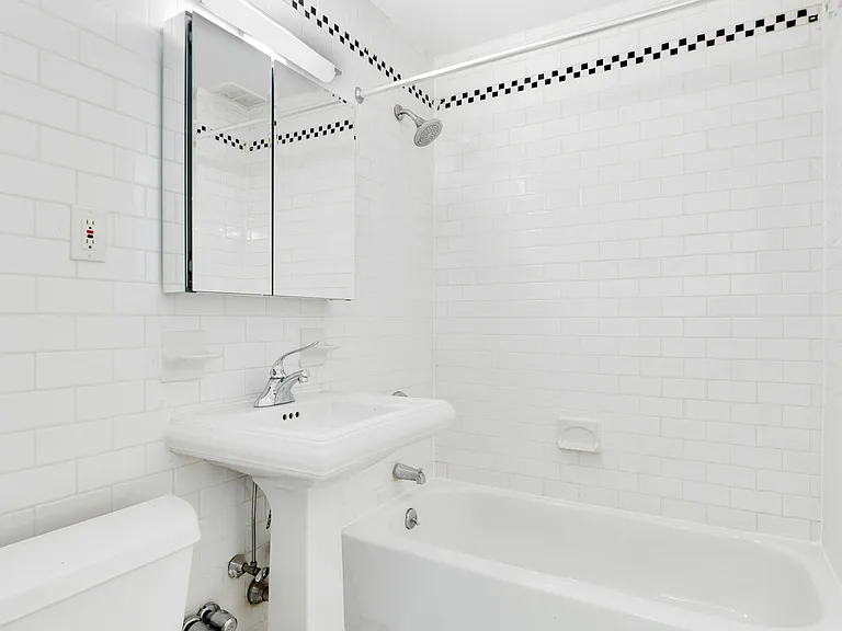 876 Lexington Ave #2A — Photo 6