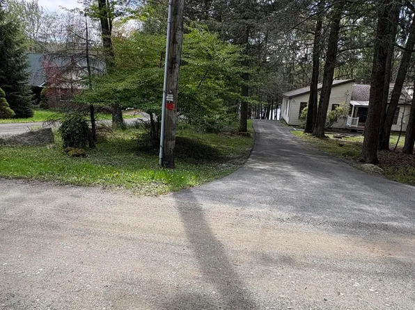 60 Arrowhead Cir, Newfoundland, PA 18445