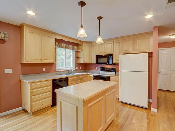 2nd image of 11 Villa Dr