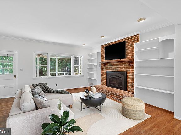 4th image of 700 N Holly Dr