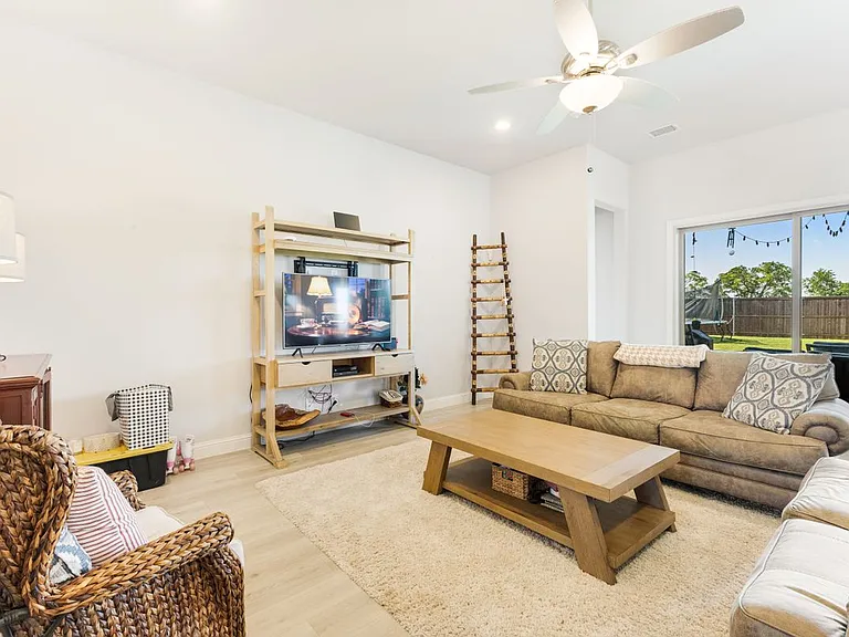 209 Chesapeake Dr — Photo 6