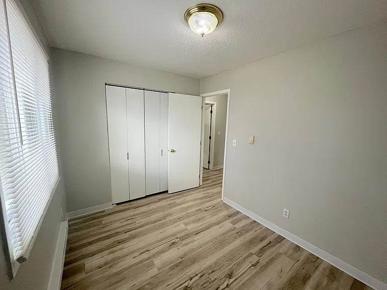 Burbank Village Apartments — Photo 7