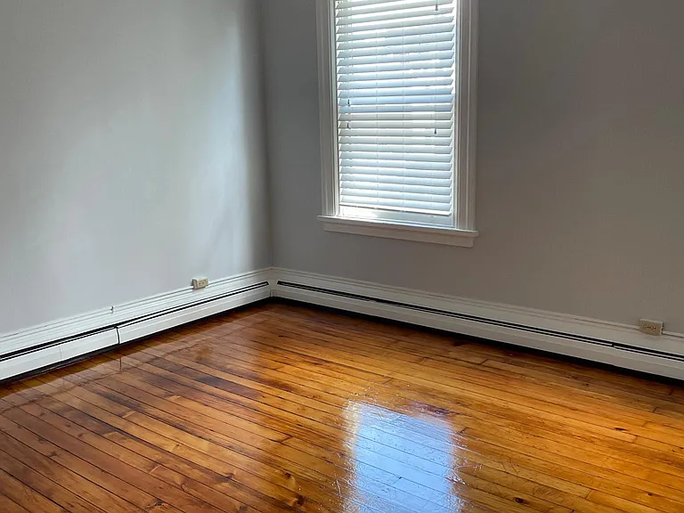 327 Thorn St #4 — Photo 10