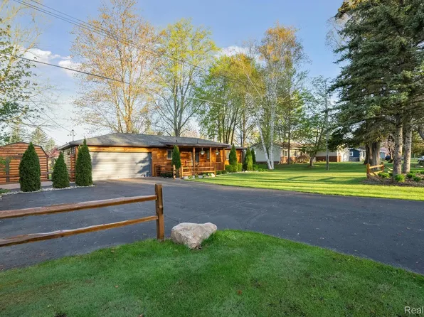 10024 Kress Rd, Pinckney, MI 48169