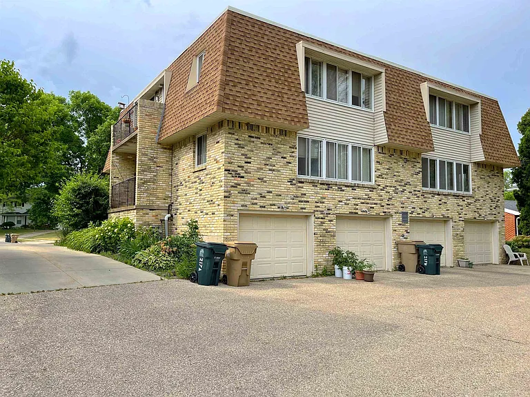 221 Nautilus Dr #B — Photo 2