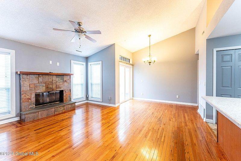 5th image of 822 Hampton Pl Boulevard #822