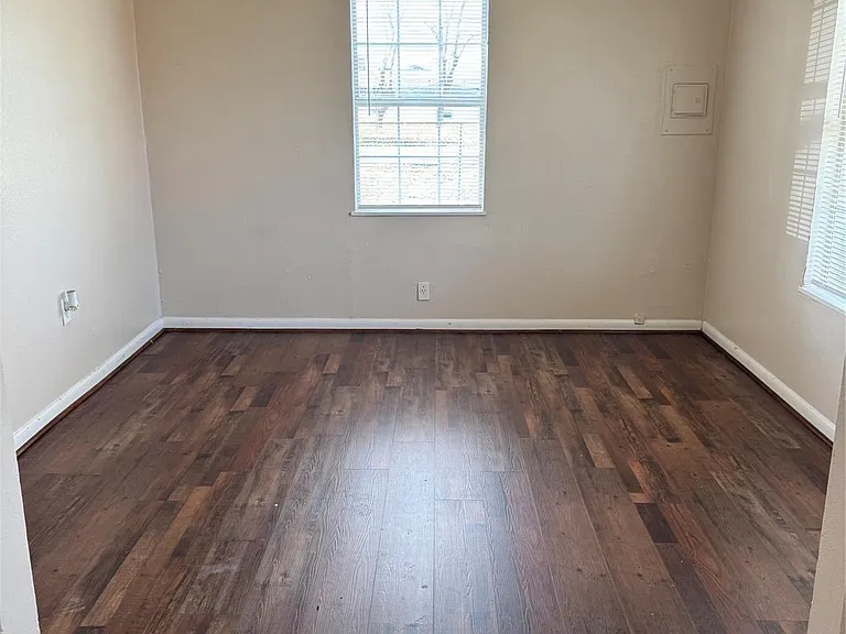 5702 Pine Ave — Photo 9
