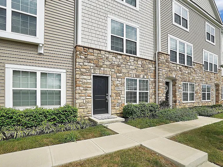 2 bed, 1456 sqft, $1,995 — Photo 2