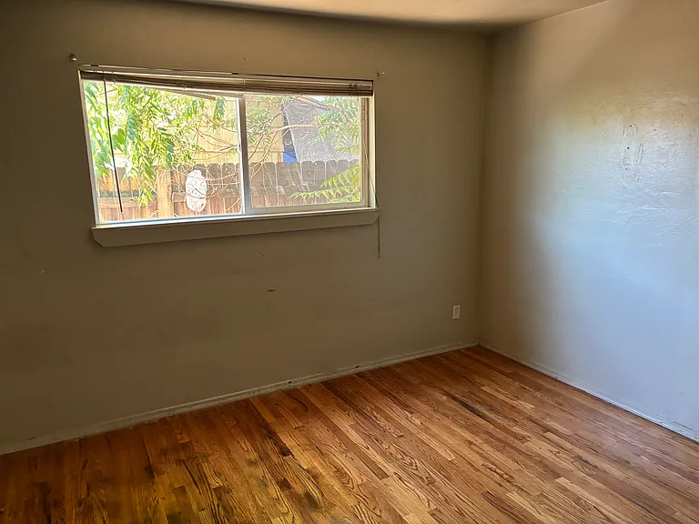 565 E Plumb Ln — Photo 6
