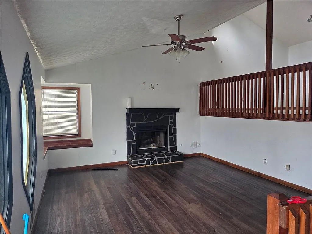 4 bed, 3.0 bath, 2000 sqft, $2,100 — Photo 3