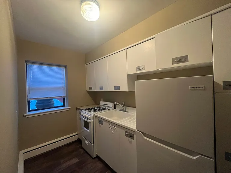 1573 Hartford Ave — Photo 9