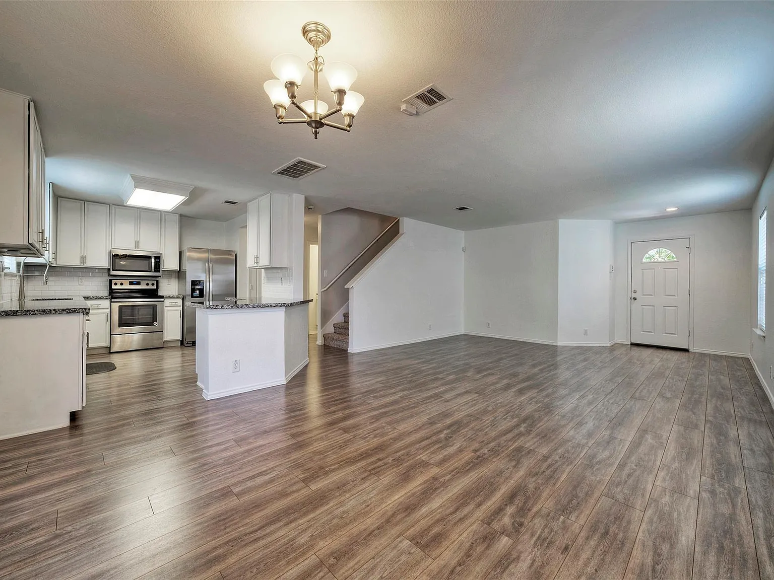 4 bed, 2.5 bath, 1945 sqft, $2,145 — Photo 4