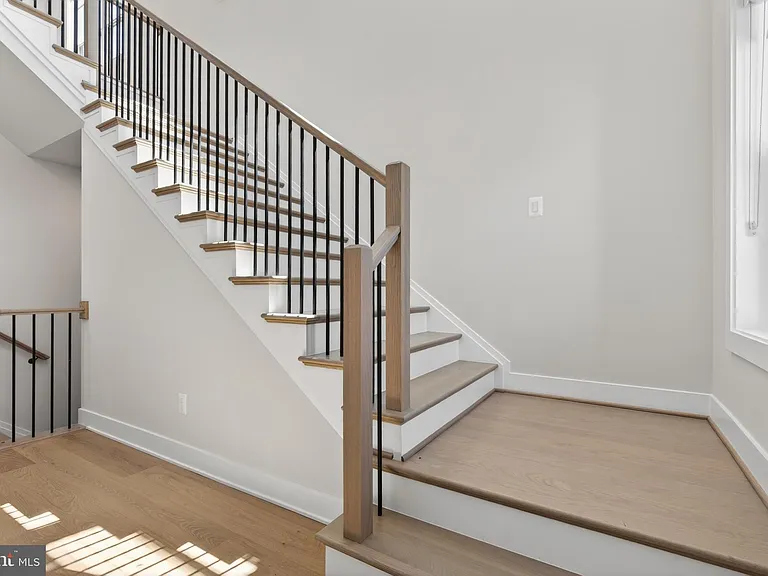 881 N Manchester St — Photo 23