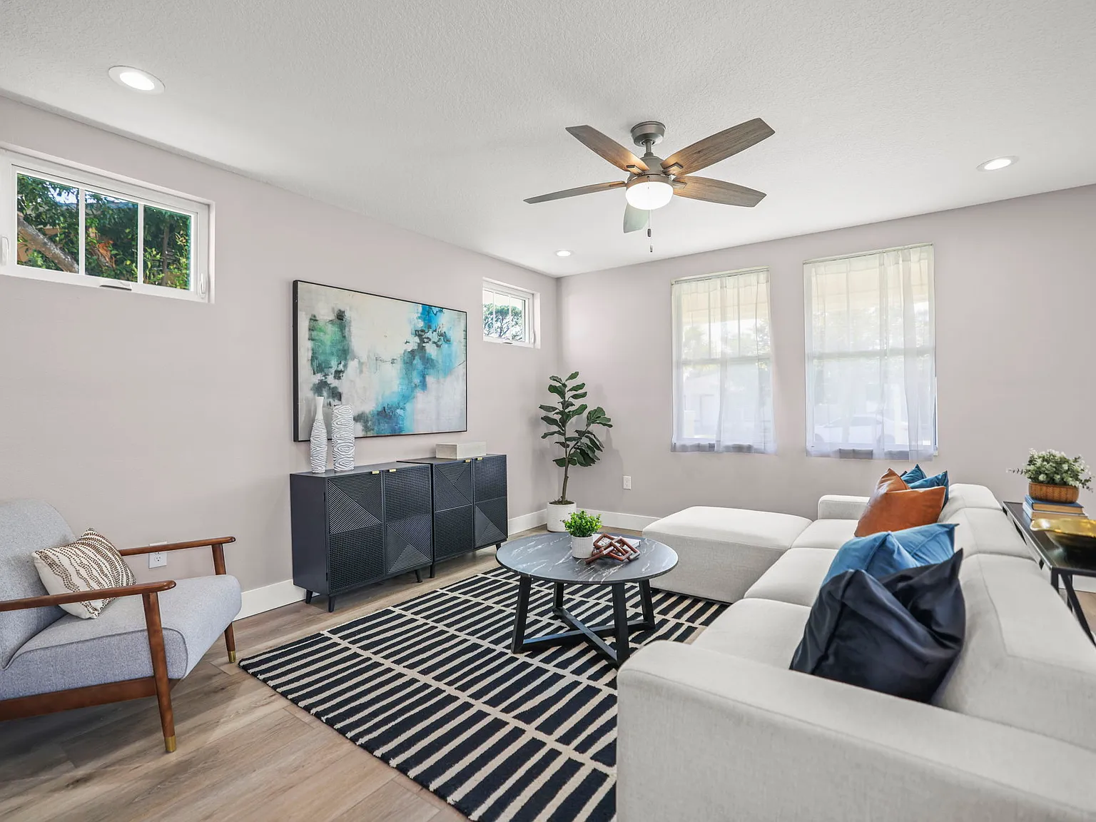4 bed, 2.5 bath, 2098 sqft, $3,900 — Photo 3