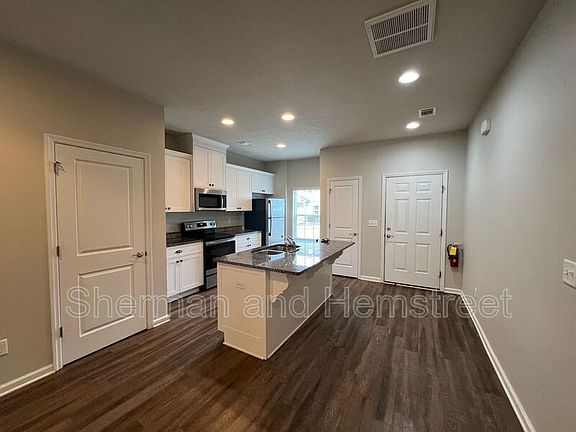 4th image of 642 Dobhill Ln Unit 642