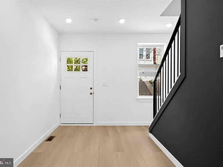 2215 N Mutter St — Photo 3