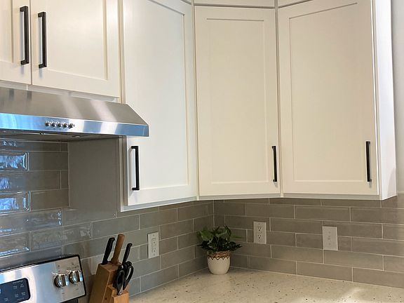4th image of 1600 Long Grove Dr Unit 223