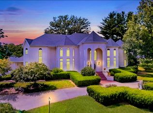 1203 Oak Creek Rd, Mahomet, IL 61853