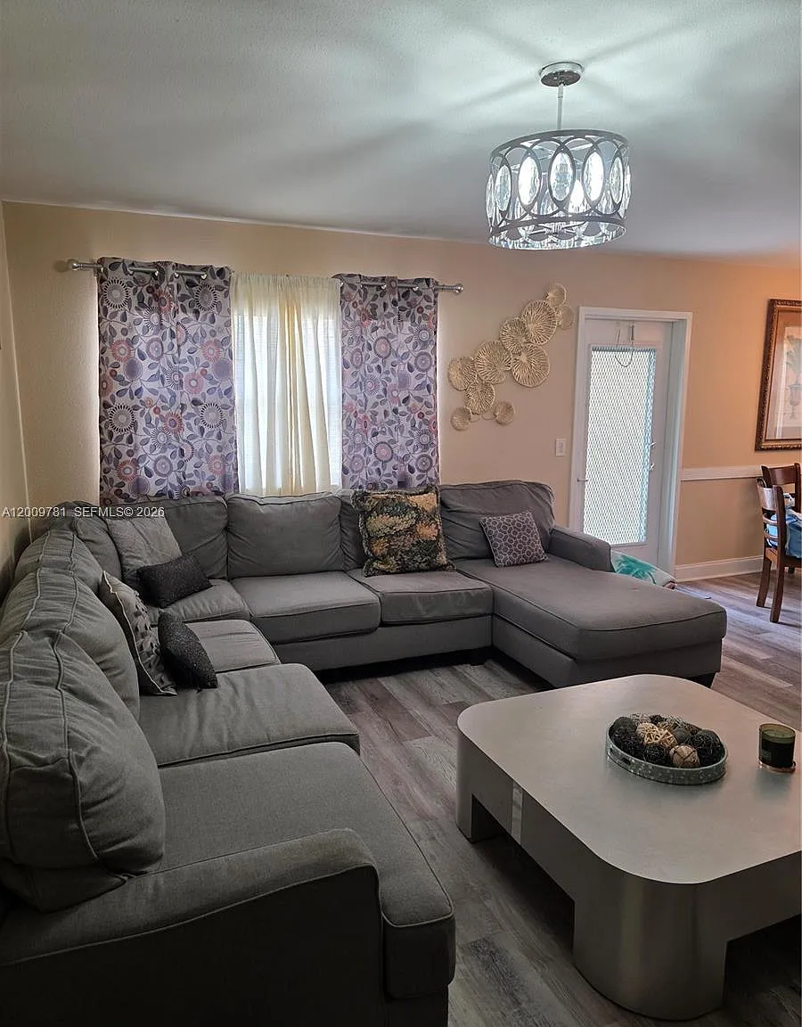 Kings Point Saxony Condos — Photo 4