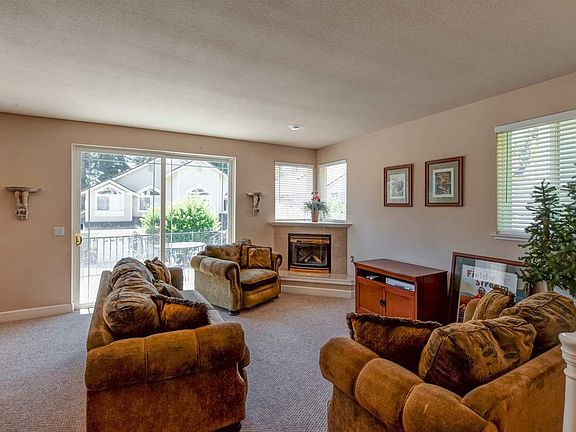 4th image of 90 Lakeside Dr