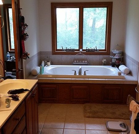 Master bathroom : Master bath has shower, double vanity, and jetted tub.