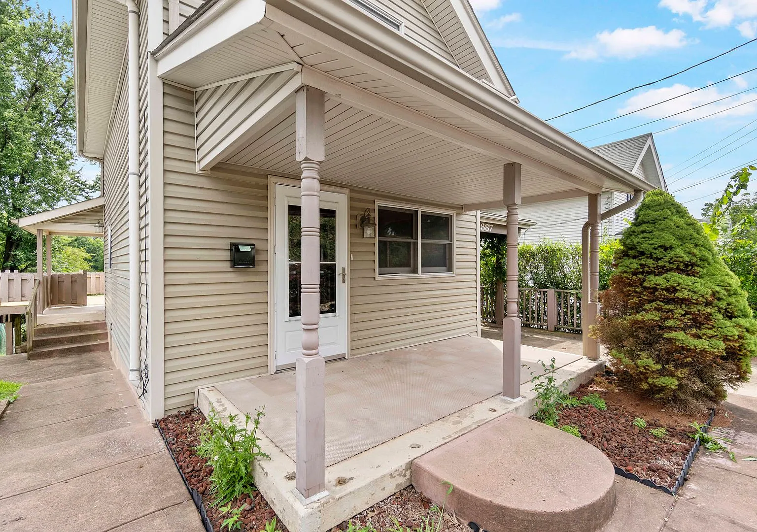 Available Now! Fully Renovated 2 Bedroom In Bethel Park! — Photo 3