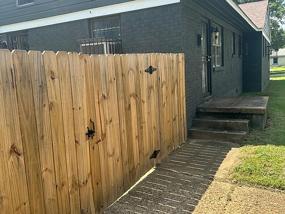 Side view with privacy fence and driveway