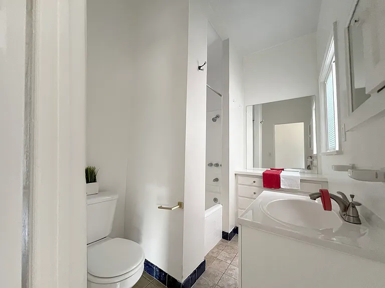 3325 E 2nd St #5 — Photo 10