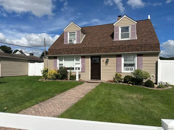 2 Rope Ln, Levittown, NY 11756