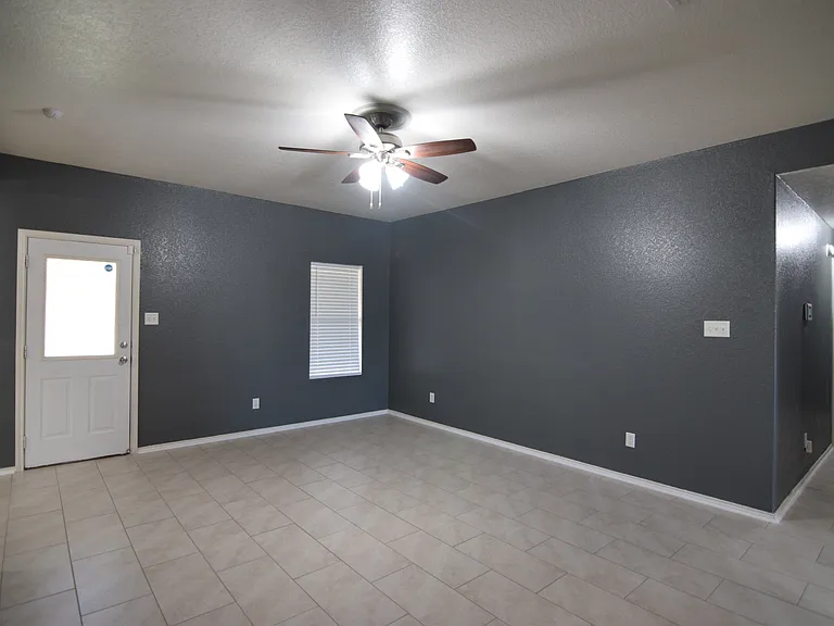 401 Dixon Dr — Photo 10